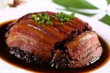 【一品人気No.5】梅菜扣肉 皮付き豚バラ肉の柔らか煮込み（ビャンビャン麺 朋友）