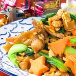 太麺 焼きそば パットシーユー Thai Fried Soy Sauce Noodle (Pad See Ew)（タイ政府公認 タイ料理 アロイチンチン Thai Style Restaurant Bar Aroi Chin Chin）