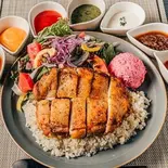 サラダライスでグリルチキンオーバーライス(グリルしたもも肉150g)※カリフラワーライス使用（TOKYO FITNESS CHIKEN 千川店 高たんぱく・糖質制限）