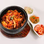 レッドプルコギ丼(辛口)(韓国惣菜3品付、ご飯大盛り無料)（韓国家庭料理ジャンモ 津田沼店）