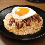 牛中落ちカルビチャーハン 肉ダブル 目玉焼き≪2487≫（チャーハン 皇王 博多店）