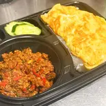 クアクリン・ムーターメリックを使った牛肉の激辛カレーペースト炒め+ご飯+タイ風卵焼き คั่วกลิ้งเนื้อสับ+ข้าวสวย+ไข่เจียว(PINTO)