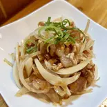 【おすすめ】鶏たたきと玉ねぎのわさび醤油和え(女将のおばんざいの店 夢や)