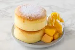 マンゴーホイップスフレパンケーキ(2個付き)Mango Whips Souffle Pancake（しっとりパンケーキ 恋するスフレ 南6条西）