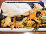 きくらげと豚肉と玉子炒め弁当（雪中王哈爾濱飯店 第九支店）