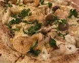 海老とキノコのピッツァ Shrimp and Mushroom Pizza（トラットリア アルベロ）