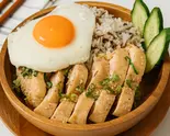 【月見】16穀米ともも肉のカオマンガイ [Fried Eggs] Khao Man Gai (Chicken Thigh)（16穀米の美活カオマンガイ 初音町店）