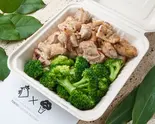 皮なし鶏モモ肉ステーキ(400g)＆新鮮国産ブロッコリー（東京チキンファクトリー 神田淡路町店）
