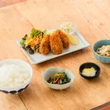 【白米】サクぷりっカキフライ定食（まんまる食堂）