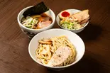辛つけめん(三種チャーシュー入り)とミニチャー玉丼セット（つけめんさなだ 千住本店）