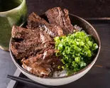 ハラミ塩ネギ盛り丼 Skirt Steak with Green Onion and Salt Rice Bowl（大阪焼肉丼せんば 栄店）