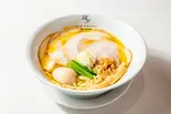 具だくさんの塩らぁ麺（ドゥエイタリアン 渋谷東急プラザ店）