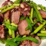 四川腊肉炒时令菜(香辣妹子)