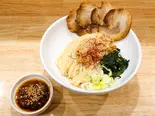 汁無し豚叉焼坦々麺(特製そぼろ・ほうれん草・薬味葱・フライドオニオン・白胡麻・糸唐辛子・特製豚叉焼4枚)（東京極上坦坦 弘明寺店）