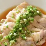 蒸し鶏のネギ油ソースかけ（楽宴）