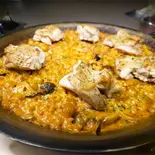 鶏もも肉のスパイシーパエリヤ(二人前)（スペインバル ラ・ピカーダ・デ・トレス Spain Bar La Picada de tres）