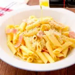 ベーコンとほうれん草の特製カルボナーラ（牛ハラミステーキ＆ローストビーフ専門店 luxury bar ＆ cafe milas ミラス渋谷店）