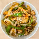 鶏肉とピーマン 玉ネギピリ辛丼（香政）