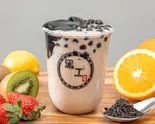 仙草+タピオカ鉄観音ミルクティー Grass Jelly + Tapioca Pearls in Tieguanyin Milk Tea（黒工号錦糸町店）