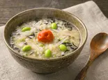 (副鼻腔炎改善)203kcal  排膿粥 (めかぶ・ゴボウ・ひじき・くるみ・枝豆など)  トッピング梅干付（風邪・胃腸炎の回復に お粥小屋 健康お粥専門店）