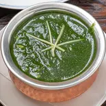 香ばしいニンニクのほうれん草カレー（スワスティカ）