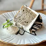 黒ゴマシフォンケーキ（ショートケーキ専門店ゴールデンチャイルドカフェ）