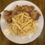 鶏の唐揚げとポテトフライ(大阪 満マル 大宮東口店)