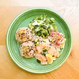 ロミロミサーモンプレート Lomi Lomi Salmon Plate (Rice, Salad Set)（hale'aina HOA Shibuya）
