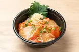 サーモンとブリの漬け丼 Salmon and yellowtail rice bowl（大衆海鮮 団）
