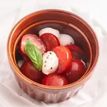 新鮮トマトのカプレーゼ（牛ハラミステーキ＆ローストビーフ専門店 luxury bar ＆ cafe milas ミラス渋谷店）