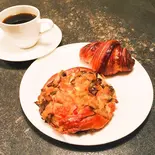 きのことベーコンロール＆クロワッサン(ホット珈琲付き)セット dupain_M（【食べログ百名店】極上食パン x 高加水・低温長時間発酵パン L’Atelier du pain(ラトリエデュパン) 六本木）