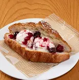 [単品]ドライいちじくとクリームチーズテリーヌのクロワッサン（BEVALLEY COFFEE）