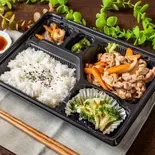豚の生姜焼き弁当（手作り弁当 のみくいカラオケ ファイン）