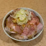 【ニンニクチャーマヨ丼】（麺屋 会心の一振り）