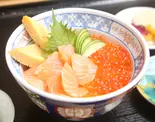 サーモンといくら丼（魚屋の食堂さんかく＆寿司ながお 目黒本町店）