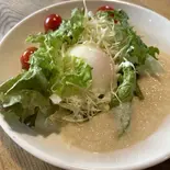 とろろ温泉玉子サラダ(名もなき店)