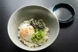 油そばのタレで食べる温玉丼（東京油そば池永）