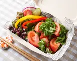 選べるドレッシング新鮮トマトとケールの10種野菜サラダ（ハヤシライス専門店Hayashii. 神田淡路町店）