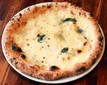 ピッツァ・クアトロフォルマッジ Pizza Quattro Formaggi（トラットリア・ピッツェリア・アミーチ）