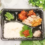 蒸し鶏のよだれ鶏風とヤンニョムチキン弁当 特製牛タン入り肉味噌付き（焼肉レストランMEATPIA）