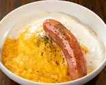 クリームオムライス＆粗挽きソーセージ（とろとろオムライスのオムタマ亭）