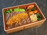 黒毛和牛 上赤身弁当 ～ステーキソース味～（焼肉 飛車角 横浜天理ビル店）