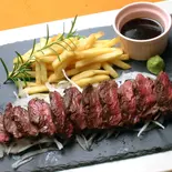 やわらか牛ハラミステーキ (1/ 4ポンド)(本まぐろ中とろ切り落としと次の肉料理 マキバスタイル 芝浦店)