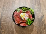 【温玉のせ】ローストビーフめし（肉メシ専門店 笑びす家本舗）