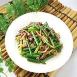 牛肉とニンニク芽炒め(蒜苔牛肉丝)（中華料理美山飯店）