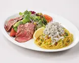 たっぷりしらすのペペロンチーノ＆ローストビーフサラダ（グラッチェガーデンズ 練馬土支田店）