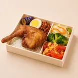 骨付き揚げチキン弁当（台湾木片弁当）