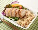 鶏むね肉ステーキ200gと玄米セット（チキンと野菜と玄米。 神田淡路町店）