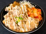 豚の覚醒キムチ丼(豚カルビ、唐揚げ2、キムチ50、マヨネーズ)（【腹パン確定の店！】どどん屋）