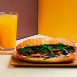 当店人気No.1 焼き豚肉バインミー ジュースセット Grilled Pork Banh Mi - Juice Set（バインミーシンチャオ 神戸店）